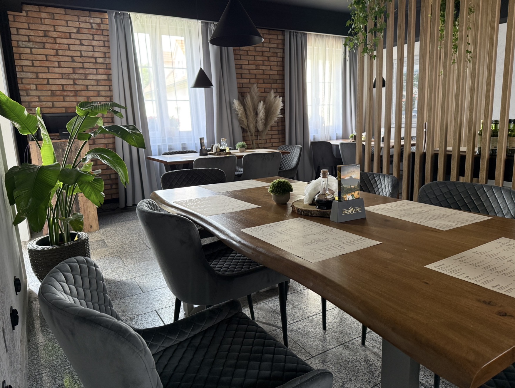 Szeroki widok na przygotowaną salę restauracji