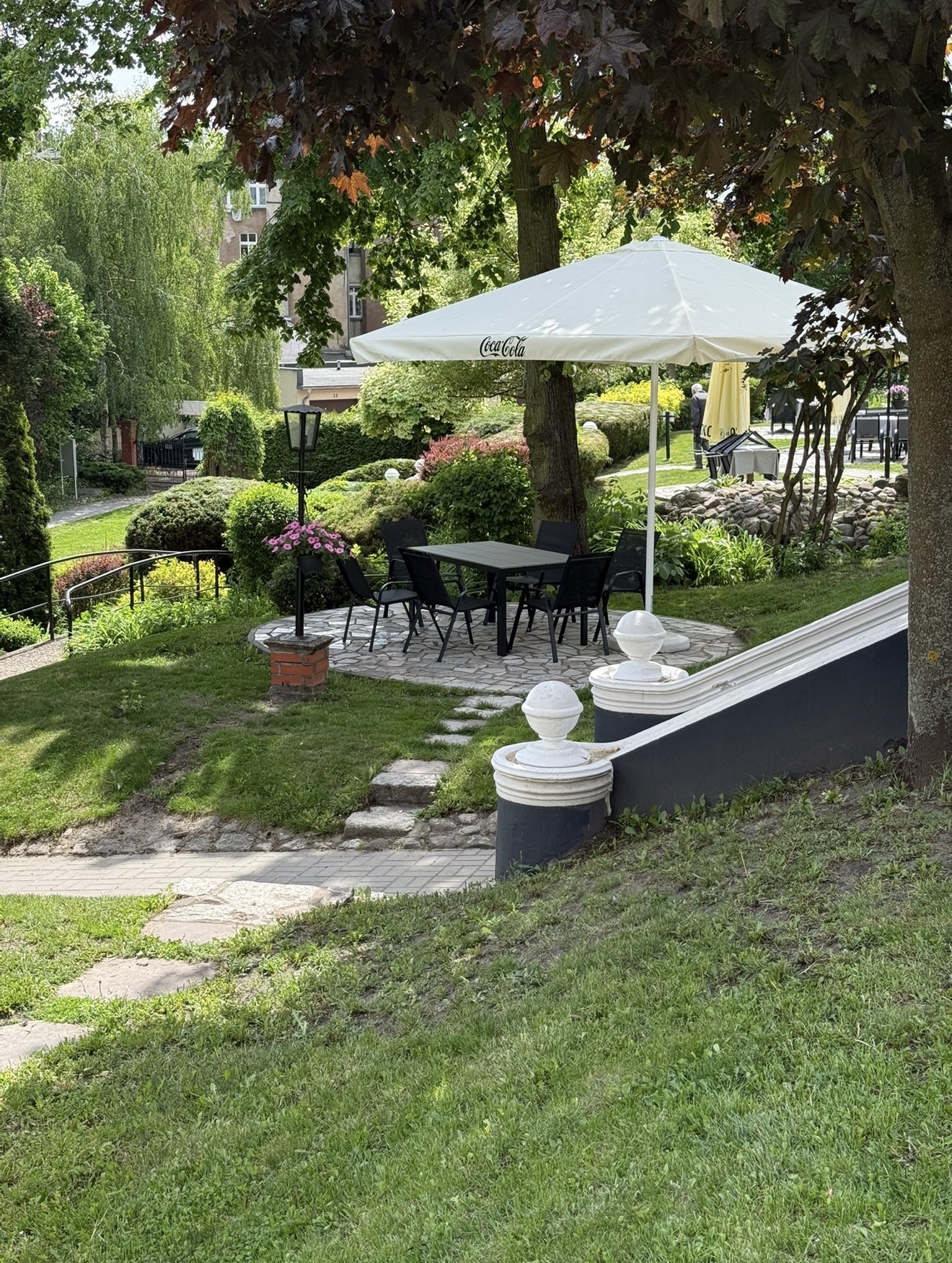 Stolik w zielonym ogrodzie restauracji