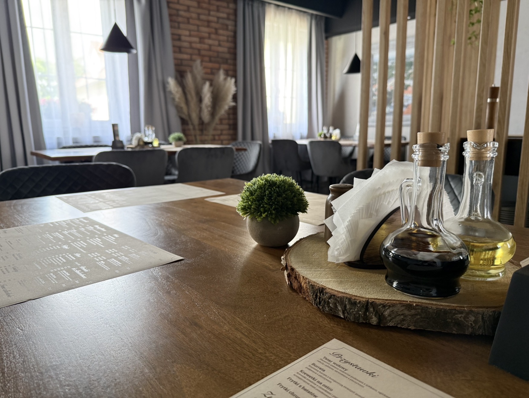 Drewniany stół i ceglane ściany w restauracji